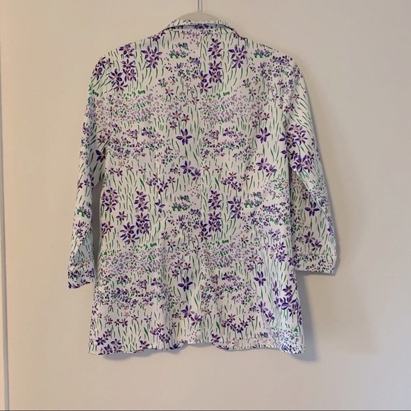 LEGGIADRO Button Front Inverted Notch Collar Blouse in Wild Iris Meadow - Picture 6 of 9